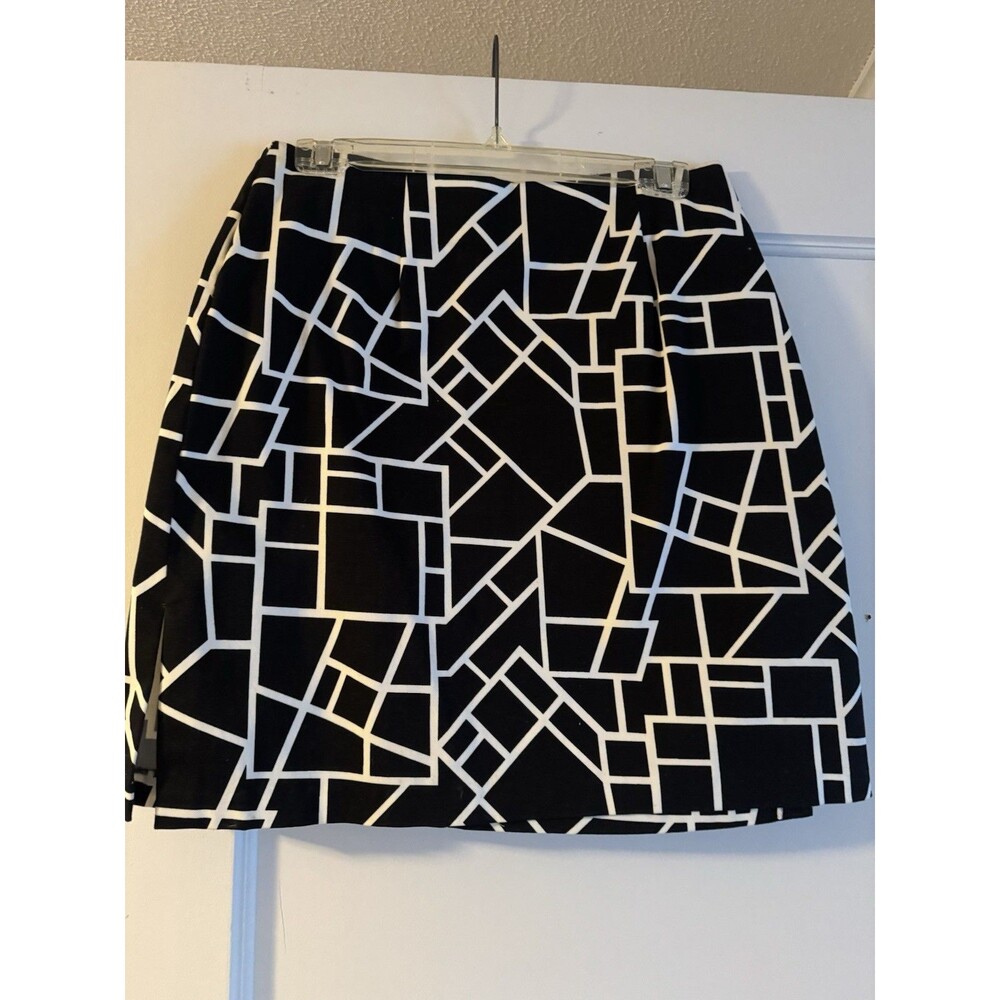 Black and white geometric mini skirt Size 12.
